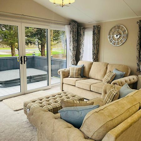 Country Cabin With Hot Tub York Eksteriør bilde