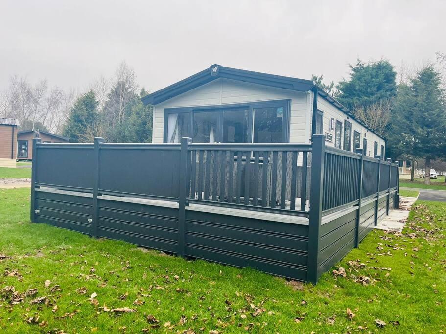 Country Cabin With Hot Tub York Eksteriør bilde